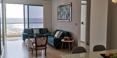 Descubre este hermoso apartamento de 3 alcobas, que cuenta con un baño privado en la alcoba principal y un baño social para las otras alcobas. La amplia sala de estar y el comedor están integrados en un solo ambiente, ideal para compartir momentos. La cocina está equipada con estufa a gas y los pisos son de elegante porcelanato. Desde el balcón, disfrutarás de una espectacular vista al mar, y el apartamento incluye un garaje. Con un área construida de 91 m², se encuentra en un edificio que ofrece una variedad de amenities, como club house, zona BBQ, piscina, gimnasio, salón comunal, área para niños, turco y jacuzzi, además de contar con dos ascensores y garajes para visitantes. Su ubicación es excelente, a solo unos minutos de Barranquilla. ¡Agenda tu cita y ven a conocer tu nuevo hogar!