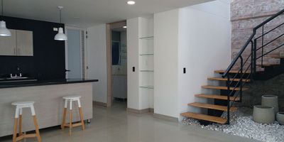 Casa en arriendo y venta en unidad cerrada cerca a via principal, facil acceso a rutas de transporte y servicios complementarios. Piso en porcelanato y madera laminada, dos niveles, sala comedor, estudio, estar de tv, biblioteca, 3 alcobas con baño en cada una, cocina integral abierta tipo americano, alcoba y baño de servicio, balcon, terraza y parqueaderos paralelos cubiertos. Conjunto cerrado con parques infantiles, vigilancia 12 hrs, citofonia y circuito cerrado de tv. *Inmuebles sujetos a verificación de disponibilidad.*

