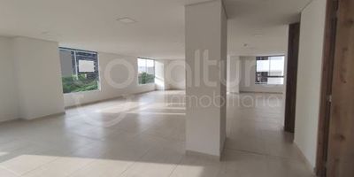 472-5775 Conaltura Inmobiliaria ofrece oficina en Arriendo en Envigado sector El portal, cuenta con cocina semi integral, iluminación Led, 3 baños, piso en porcelanato, 2 parqueaderos sencillos cubiertos. Ubicado en edificio con ascensores, intercomunicado, portería vigilancia 24 h, shut de basuras y parqueadero de visitantes. Cerca del cerca del Centro comercial Viva Envigado, Estación del metro y del Parque de Envigado, con fácil acceso a la Av. Las Vegas, Av, El Poblado y autopista Sur.