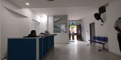 Edificio de 3 pisos de altura, con un área de construcción total 642 m2,  con una utilización para actividades combinadas de servicios administrativos de oficina, ideal para EPS,IPS, Laboratorios, Clinicas Odontologicas, Centro de Salud, entre otras,  con amplitud de espacios , con excelente iluminación,  pisos y acabados, tiene  11 baños , tiene depósito y bahía de parqueo para vehículos y motos.
Nota: con posibilidad de instalación de ascensor, de acuerdo al tiempo de contrato.

CARACTERISTICAS

* 3 pisos con áreas abiertas.
•Con área de recepción, con cuarto para planta eléctrica, con cuarto de almacenamiento, cuarto de aseo, con tanques de reserva de agua.
* Cada piso cuenta con batería de baños: damas – caballeros (dos servicios por género más lavamanos) y cocineta.
* Oficina de Gerencia con sala de juntas y baño privado
* Pisos en tráfico pesado.
* Muros en mampostería tradicional pintados en blanco, azul y amarillo.
* Techos en drywall pintados en blanco.
* Iluminación led.
* Salón de capacitaciones.
