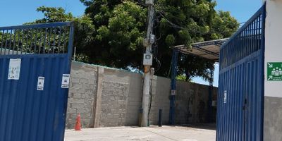 Bodega en arriendo en Barranquilla, Atlántico, localizada en el barrio Villa Carolina, sobre la estratégica Vía 40. Con 378 m² de área construida y privada, esta propiedad de 5 años de antigüedad es funcional para diversas operaciones. Ofrece un parqueadero y dispone de vigilancia, aportando seguridad. El canon de arriendo es de $6,450,000. Una excelente opción para establecer su empresa en una zona de alto desarrollo comercial en Barranquilla. Para más información o agendar una visita, contáctenos por WhatsApp o consulte los teléfonos.