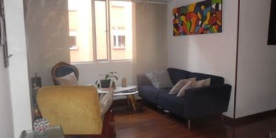 Excelente apartamento remodelado en Galerías, Tercer piso, edificio de 5 pisos SIN ascensor, con escaleras amplias, Vigilnacia las 24 horas, ubicado en una de las mejores zonas bancarias, cerca al centro Comercial Galerías, restaurantes y zonas verdes.  Gran oportunidad!!  