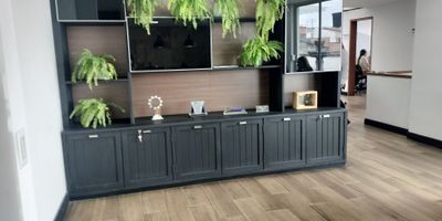 Casa comercial de 2 niveles, amplia, iluminada, cuenta con 5 alcobas, 5 clósets, 5 baños, sala - comedor, cocina integral, gas natutral, suelos en cerámica, Parq. cubierto, Sobre vía principal.
