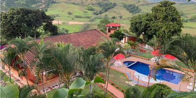 ? Venta Finca en Vereda Tesalia, Risaralda ?

? Características principales:


 Área del lote: 3.631 m².
 Habitaciones: 4.
 Baños: 3.
 Estrato: 2.
 Construcción: 1 nivel, amplio e iluminado.


? Detalles de la propiedad:


 Cocina sencilla y funcional. ?
 Sala-comedor con acabados en cerámica.
 Zona de juegos para toda la familia. ?
 Piscina para disfrutar en días soleados. ?‍♂️
 Zonas verdes ideales para relajarse y compartir. ?
 Producción activa de árboles frutales. ??


? Documentación y rentabilidad:


 Registro Nacional de Turismo al día y 12 años de experiencia en arriendos vacacionales.
 Inscrita en Cámara de Comercio.


? Accesos y comodidades:


 Garaje descubierto y bahía de parqueo. ?
 Transporte público cercano. ?


? Opciones de negociación:


 Se aceptan permutas por propiedades bien ubicadas en Manizales.


? ¡Invierte en una finca que combina tranquilidad, rentabilidad y naturaleza! ?
