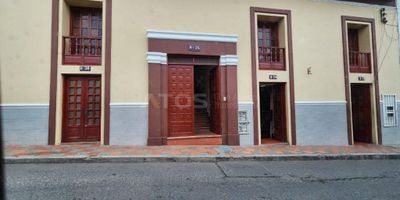 Casa en Venta con Uso de Suelo Comercial, Institucional y Residencial en el Centro de Tunja

Atos Inmobiliaria presenta una excelente oportunidad en el centro de la ciudad de Tunja, a solo una cuadra de la Plaza de Bolívar. Esta propiedad de 800 m² cuenta con tres locales comerciales y un apartamento dúplex. El local 1 en el primer piso tiene entrada por la calle, el local 2 también en el primer piso incluye un mezanine con entrada por la calle, y el local 3 se encuentra en el patio central con zona verde.

La propiedad además incluye 8 habitaciones, 6 baños, una cocina, área de ropas y un apartamento dúplex con cocina, patio, cuarto de servicio, sala comedor, 3 habitaciones, 2 baños, estudio y estar de habitaciones. Ideal para proyectos comerciales, institucionales o residenciales. ¡Contáctanos para más detalles y agenda una visita!