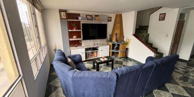 Venta de Casa de 4 Niveles en el Barrio Maldonado, Tunja

Atos Inmobiliaria ofrece una casa de 4 niveles en el barrio Maldonado, cerca del monumento del ajedrez. En el primer piso, cuenta con un apartaestudio independiente con espacio para garaje. El segundo piso consta de una sala con excelente iluminación, comedor, cocina integral y baño social. En el tercer piso se encuentra la amplia habitación principal con baño privado y una habitación auxiliar. El cuarto piso incluye dos habitaciones, un baño de habitaciones y una zona de ropas con excelente iluminación. La casa tiene un área aproximada de 150 m².

Esta propiedad es ideal para quienes buscan comodidad y funcionalidad en una ubicación estratégica. ¡Contáctanos para más detalles y programa una visita!