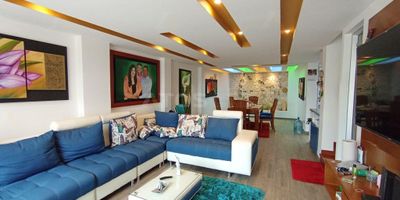 Atos Inmobiliaria vende una casa de tres pisos ubicada en el norte de Tunja, cerca de la Avenida Universitaria. Situada en un conjunto cerrado, esta propiedad está en proximidad a centros comerciales, colegios y universidades. En el primer piso, la casa ofrece un garaje, baño de servicio, sala, comedor, cocina integral y patio de ropas.

El segundo piso cuenta con un estudio, dos baños y tres habitaciones. En el tercer piso, se encuentran dos habitaciones adicionales, dos baños y dos terrazas. Esta casa es ideal para familias que buscan comodidad, seguridad y una excelente ubicación.