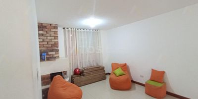 Atos Inmobiliaria te presenta esta magnífica casa en venta, ubicada al noroccidente de la ciudad de Tunja, por la salida a Moniquirá. Esta propiedad de cuatro niveles ofrece un diseño amplio y funcional ideal para familias numerosas.

En el sótano, encontrarás tres habitaciones y una sala comedor. En la planta uno, la casa cuenta con un garaje, cocina integral, sala comedor con chimenea, área de ropas cubierta y un medio baño. En el segundo nivel, hay tres habitaciones, una de ellas con baño privado, y un baño auxiliar para las otras dos habitaciones. El tercer nivel cuenta con una habitación con baño privado y vestier, diseñada como un apartaestudio, proporcionando un espacio adicional de privacidad y comodidad. ¡Contáctanos para más detalles y programa una visita a esta excelente propiedad!