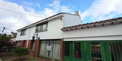 Atos Inmobiliaria ofrece en venta una espaciosa casa ubicada en el barrio La María, al norte de Tunja. Esta propiedad se encuentra en una zona estratégica, cerca de la UPTC y diversos centros médicos, lo que la convierte en una excelente opción para quienes buscan comodidad y accesibilidad. La casa, distribuida en dos niveles, cuenta con una generosa área de lote de 250 m² y una construcción de 220 m².

El inmueble consta de cuatro habitaciones y tres baños, proporcionando amplio espacio para una familia grande. En el primer piso, se encuentra una sala comedor con chimenea, una cocina integral moderna, un patio y un área de ropas, además de un garaje. Esta casa de dos pisos es ideal para quienes buscan un hogar amplio y bien ubicado en una de las mejores zonas de Tunja.