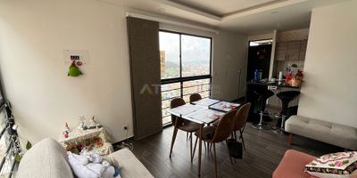 Atos Inmobiliaria vende un apartamento en el occidente de Tunja, cerca del barrio La Fuente y la calle 20. Este acogedor apartamento de 50.31 m² ofrece un diseño bien distribuido, incluyendo una sala comedor, una cocina integral, una zona de ropas, tres habitaciones y dos baños. 

Además de sus amplios espacios y excelente iluminación natural, el apartamento cuenta con un parqueadero cubierto, brindando mayor seguridad y comodidad. Es una excelente opción para quienes buscan un hogar confortable en una ubicación estratégica. ¡Contáctanos para más detalles y agendar una visita!