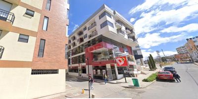 Atos Inmobiliaria te presenta este espacioso local de 465 m2 en venta y alquiler, con la posibilidad de añadir 150 m2 adicionales y disfrutar de 70 m2 de áreas comunes, sumando un total de 685 m2. Ubicado en el sector noroccidente de la ciudad, en el barrio La María, este local se encuentra estratégicamente cerca de importantes centros médicos, colegios y universidades, convirtiéndolo en una opción ideal para un negocio exitoso. Con dos baños, vestier, sala, cocina, tres oficinas y un espacio modulable, este local está habilitado para servicios tipo II según el uso de suelos asignado. Su versatilidad lo hace perfecto para una variedad de instituciones médicas, oficinas e institucionales. Contáctanos para obtener más detalles y programar una visita. El valor del arriendo está sujeto a gastos de administración e IVA. ¡No dejes pasar esta oportunidad única!