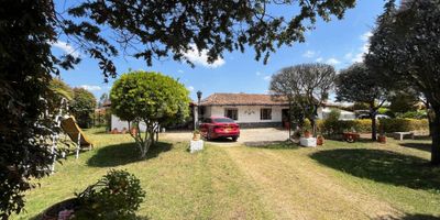 ¡ATOS INMOBILIARIA vende la joya rural de Sotaquirá! Esta finca de 19.000 m² en Bosigas Centro le ofrece un refugio idílico a 1.500 m de la comodidad urbana. La construcción principal de 287 m² cuenta con hall, sala-comedor, cocina, 2 alcobas con baño privado, baño social y 3 alcobas auxiliares. Disfrute de una sala de estar y en la construcción lateral encontrará garaje, bodega, alcoba con baño, comedor y cocina independientes.

Otra edificación alberga patio, bodega y baño. Las amplias zonas verdes y 2 lotes adicionales le permiten cultivar árboles frutales y disfrutar de una vida autosuficiente. Un oasis de tranquilidad con comodidades modernas, donde la naturaleza se funde con el confort. ¡Una oportunidad única de ATOS INMOBILIARIA para crear recuerdos inolvidables!