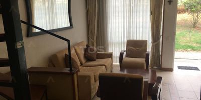 Bienvenido a esta encantadora casa ubicada en un conjunto cerrado, disponible tanto para arriendo amoblada como para venta sin amoblar. Con dos habitaciones y dos baños, esta casa ofrece un espacio cómodo y funcional para ti y tu familia. Además, cuenta con un estudio que puede adaptarse según tus necesidades, una sala acogedora, un comedor espacioso y una cocina integral totalmente equipada.

Ubicada en un conjunto cerrado, esta casa ofrece seguridad y tranquilidad para sus residentes, así como acceso a áreas comunes como zonas verdes o parques infantiles, dependiendo de las características del conjunto. Ya sea que estés buscando un lugar para vivir o una inversión, esta casa ofrece una opción versátil y conveniente.