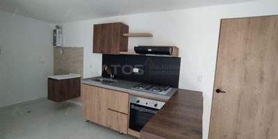 Descubre este encantador apartaestudio en venta para estrenar ubicado en un conjunto cerrado en la pintoresca ciudad de Moniquirá, Boyacá. Con una habitación amplia y luminosa, un baño completo y una sala comedor con balcón, este apartaestudio ofrece un espacio cómodo y acogedor para disfrutar de la vida cotidiana. La cocina tipo americana y el área de ropas brindan funcionalidad y comodidad, mientras que el ambiente natural que rodea al conjunto cerrado ofrece una sensación de tranquilidad y conexión con la naturaleza.

Además, este apartaestudio cuenta con una ubicación privilegiada que garantiza una excelente vista panorámica de los alrededores. Además, el conjunto cerrado ofrece comodidades adicionales, como piscina, jacuzzi y turco, para que puedas relajarte y disfrutar al máximo de tu tiempo libre.

No pierdas la oportunidad de estrenar este hermoso apartaestudio y disfrutar de la belleza y serenidad que ofrece la ciudad de Moniquirá, Boyacá.