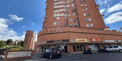 Descubre este espacioso apartamento en venta ubicado en el sector de Unicentro, una de las zonas más cotizadas de la ciudad. Con tres habitaciones y dos baños completos, este apartamento ofrece un amplio y cómodo espacio para toda la familia. La sala comedor es luminosa y acogedora, ideal para compartir momentos especiales con seres queridos.

Además de las habitaciones y baños, el apartamento cuenta con una zona de ropas para mayor comodidad en las tareas domésticas, así como un estudio que puede adaptarse según tus necesidades, ya sea como espacio de trabajo o área de entretenimiento. También incluye un depósito para almacenamiento adicional y un parqueadero para tu conveniencia.

Con su ubicación privilegiada en el sector de Unicentro, este apartamento ofrece acceso fácil a una variedad de servicios, comercios y opciones de entretenimiento. Es la oportunidad perfecta para vivir cómodamente en una de las zonas más exclusivas de la ciudad.