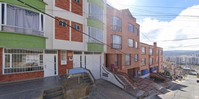 Atos Inmobiliaria presenta en venta y arriendo un acogedor apartamento en el barrio Los Rosales, una ubicación privilegiada cerca de la UPTC. Este apartamento ofrece un diseño funcional que incluye una sala comedor espaciosa, dos habitaciones confortables, dos baños completos y un práctico estudio, ideal para trabajar o estudiar desde casa. Además, cuenta con una cocina bien equipada y una zona de ropas para mayor comodidad en las tareas del hogar. Con un área total de 60 m2, este apartamento es perfecto para parejas, familias pequeñas o estudiantes que deseen disfrutar de una vida tranquila y conveniente en una de las zonas más buscadas de la ciudad. ¡Contáctanos en Atos Inmobiliaria para más información sobre esta excelente oportunidad de venta o arriendo!