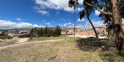 Atos Inmobiliaria ofrece en venta un lote urbano de gran magnitud en el barrio Curubal, situado en la ciudad de Tunja. Esta propiedad, de 557 m2, se encuentra estratégicamente ubicada detrás del predio del nuevo terminal de Tunja, lo que le confiere un alto potencial tanto residencial como comercial. A solo unas cuadras de la calle 18, una vía de gran flujo de transporte público, este lote cuenta con permisos de uso residencial para vivienda unifamiliar bifamiliar y trifamiliar, así como para comercios, locales y bodegas comerciales, locales para el consumo de alimentos e industria. Además, incluye la posibilidad de contar con un local industrial anexo, bodegas y talleres industriales en los elementos de la malla vial arterial. El precio de esta propiedad es negociable, lo que la convierte en una excelente oportunidad de inversión en un área con gran potencial de desarrollo. ¡Contáctanos para más detalles y negociar el precio!