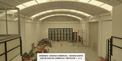 Atos Inmobiliaria tiene disponible para arriendo una espaciosa bodega de uso comercial en el norte de la ciudad, estratégicamente ubicada frente a los concesionarios Toyota y Carrazos, entre otros. Esta bodega cuenta con un amplio espacio de 204 m², además de un mezanine de 30 m², lo que proporciona un área total ideal para diferentes actividades comerciales. Con un uso de suelos que abarca comercio 1, 2 y 3, así como servicios 1, 2 y 3, esta propiedad ofrece flexibilidad para adaptarse a diversas necesidades empresariales. No pierdas la oportunidad de establecer tu negocio en esta ubicación privilegiada. ¡Contáctanos para más detalles y para programar una visita!