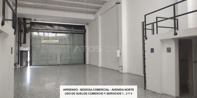 Atos Inmobiliaria ofrece en arriendo una amplia bodega comercial en el sector norte de la ciudad, ubicada estratégicamente frente a los concesionarios Toyota, Carrazos, y otros. Esta bodega cuenta con una superficie total de 354 m², que incluye 204 m² de área principal, 100 m² de mezanine y 50 m² adicionales de bodega. Con un versátil uso de suelos que cubre comercio 1, 2 y 3, así como servicios 1, 2 y 3, este espacio es ideal para diversos tipos de negocios, como concesionarios de automóviles, gimnasios, bares, discotecas, restaurantes, plazas de mercado, supermercados, entre otros. No pierdas la oportunidad de establecer tu negocio en esta ubicación privilegiada. ¡Contáctanos para más detalles y para programar una visita!