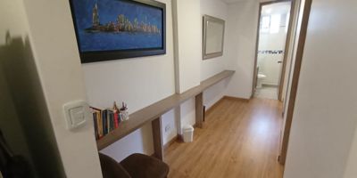 Atos Inmobiliaria presenta en venta y arriendo un encantador apartamento en el codiciado barrio Maldonado, reconocido por su atractiva ubicación en la ciudad. Ubicado en un edificio moderno con servicios como seguridad, ascensor y zona de BBQ, este apartamento ofrece una experiencia residencial completa. Con una distribución funcional, incluye una amplia sala comedor, cocina integral, zona de ropas, dos habitaciones con armarios empotrados y un baño con división en vidrio templado. Además, cuenta con un balcón espacioso, calentador, parqueadero y depósito para mayor comodidad. Si buscas un hogar confortable en una ubicación privilegiada, este apartamento en el barrio Maldonado es una excelente opción. Contáctanos en Atos Inmobiliaria para más detalles y agenda una visita. Posibilidad de alquiler amoblado.