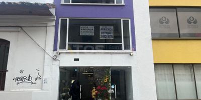 Atos Inmobiliaria tiene disponible para arriendo un local de dos niveles en el centro de la ciudad, específicamente en el piso dos de un edificio situado en la calle 21, cerca del reconocido edificio Camol. Esta ubicación privilegiada ofrece una gran visibilidad y acceso conveniente para clientes y transeúntes. El local cuenta con dos niveles, lo que brinda flexibilidad para adaptar el espacio según las necesidades del negocio. Esta es una excelente oportunidad para establecer tu empresa en una zona comercialmente activa y estratégica de la ciudad. Si estás interesado en este local, no dudes en ponerte en contacto con Atos Inmobiliaria para obtener más información y programar una visita.