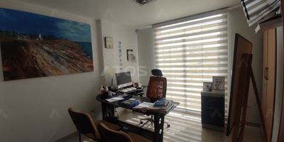 Atos Inmobiliaria tiene disponible para la venta un consultorio ubicado en el tercer piso del barrio José de las Flores, en las cercanías del barrio Las Quintas, la Universidad Santo Tomás y la Clínica Cancerológica. Este consultorio cuenta con baño privado y tiene un área de 30.4 metros cuadrados. Es una excelente oportunidad para profesionales de la salud que deseen establecer su consulta en una zona estratégica de la ciudad. ¡Contáctanos para más información y agendar una visita!