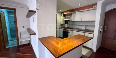 "Imagina vivir en este maravilloso apartaestudio ubicado en el sector de Mesopotamia. Este espacio ha sido cuidadosamente diseñado para ofrecerte una vida cómoda y práctica. Disfruta de una sala comedor amplia y luminosa, una cocina integral equipada con todos los electrodomésticos necesarios, una habitación acogedora para descansar, un elegante WC para tu comodidad, una terraza privada donde podrás disfrutar de momentos al aire libre y una zona de ropas independiente para mayor comodidad. Además, contarás con un parqueadero exclusivo para tu vehículo. Vive rodeado de servicios, comercios y transporte cercano en este apartaestudio que te ofrece estilo y conveniencia"