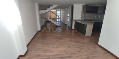 Atos Inmobiliaria tiene disponible para la venta una casa para estrenar de 131 m2, situada en una ubicación privilegiada al norte de la ciudad de Tunja, en el barrio Suamox. Esta moderna propiedad ofrece un diseño funcional y espacios bien distribuidos para brindar comodidad y funcionalidad.

La casa consta de tres habitaciones, proporcionando amplios y cómodos espacios para el descanso. El área social incluye una sala y comedor, creando un ambiente acogedor para disfrutar con familiares y amigos. La habitación principal cuenta con un closet doble, brindando un espacio adicional para el almacenamiento de ropa y accesorios.

La cocina integral está diseñada para satisfacer las necesidades culinarias, y el patio de ropas agrega practicidad a la vida diaria. Además, la casa cuenta con tres baños completos, garantizando la privacidad y comodidad de los residentes. El garaje cubierto con control eléctrico proporciona seguridad y conveniencia, y un pequeño depósito ofrece espacio adicional.