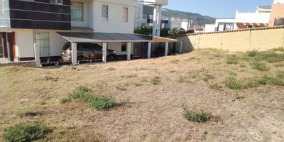 ¡Atos Inmobiliaria tiene una increíble oferta para ti en el norte de la ciudad! Este lote, ubicado en el conjunto Mirador del Country, ofrece una oportunidad única para construir la casa de tus sueños.

Con una generosa área de 332 m2, este lote es ideal para uso residencial, brindando la flexibilidad para diseñar y construir la vivienda que se adapte a tus necesidades y gustos. Además, cuenta con todos los servicios, asegurando comodidad y accesibilidad.

Si estás buscando el lugar perfecto para construir tu hogar en una zona residencial en crecimiento, este lote en el conjunto Mirador del Country puede ser la elección ideal. ¡No dudes en contactar a Atos Inmobiliaria para obtener más información y explorar esta oportunidad de compra!