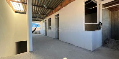 Atos Inmobiliaria presenta una excelente oportunidad de inversión en Tunja. Se trata de una casa de 240 m2 en obra negra, ideal para un proyecto de desarrollo. La propiedad consta de tres pisos con una distribución específica.

En el primer nivel, encontrarás tres habitaciones sin closet, sala comedor, cocina y patio de ropas. El segundo nivel cuenta con tres habitaciones en obra gris estucado y pañetado, ofreciendo flexibilidad para adaptar los espacios según las necesidades del proyecto. El tercer nivel sigue la misma estructura con tres habitaciones en obra gris, estucado y pañetado.

Esta propiedad en obra negra brinda la oportunidad de llevar a cabo un proyecto residencial personalizado, aprovechando la ubicación estratégica en el barrio El Carmen de Tunja. Con una superficie de 240 m2, este espacio puede convertirse en la residencia ideal o incluso en unidades habitacionales independientes.