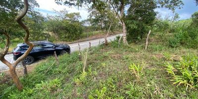 Atos Inmobiliaria tiene el placer de ofrecerte un lote excepcional en Moniquirá, ubicado en la vereda Papayal, kilómetro 1 vía a Togüí. Este terreno representa una oportunidad única para aquellos que buscan invertir en una ubicación estratégica y disfrutar de la tranquilidad del entorno.

Con una ubicación privilegiada, este lote de tierra ofrece un sinfín de posibilidades para desarrollar proyectos residenciales, recreativos o comerciales. La belleza natural de la región y su proximidad a importantes vías de comunicación lo convierten en una opción atractiva para inversores y desarrolladores.

La superficie del lote y su ubicación estratégica brindan versatilidad para diversas iniciativas, permitiendo a los compradores explorar su creatividad y visión para aprovechar al máximo este terreno.

¡No pierdas la oportunidad de adquirir este lote en Moniquirá y transformar tus sueños en realidad! Contáctanos en Atos Inmobiliaria para obtener más información y comenzar tu nueva aventura inmob