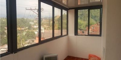 Venta apartamento en Villamaria, Caldas. Cuenta con 2 habitaciones, 1 baño, sala, comedor, cocina sencilla, gas y  piso en general en ceramica. 
