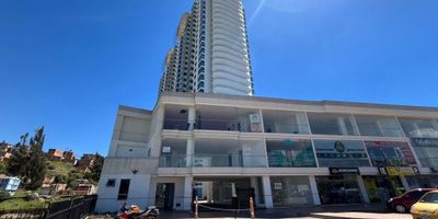 Descubre este hermoso apartamento en el piso 24, disponible para venta. Con una distribución acogedora, esta propiedad te ofrece una sala comedor con balcón, una cocina integral y una zona de ropas. Además, cuenta con un estudio, tres alcobas y dos baños, uno de ellos equipado con jacuzzi y vestier. Ubicado en el edificio In Altezza, este apartamento te brinda acceso a una variedad de beneficios y comodidades. Disfruta de las zonas infantiles, canchas deportivas y mucho más, todo dentro del conjunto. No pierdas la oportunidad de vivir en este increíble apartamento. Te ofrece un ambiente confortable y espacios diseñados para tu comodidad. Contáctanos para obtener más información sobre esta propiedad en el edificio In Altezza. ¡No esperes más para encontrar tu nuevo hogar!