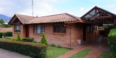 ? Arriendo Casa en La Alhambra, Manizales | Arriendos Manizales

Vive en el lujo y la comodidad en esta impresionante casa de dos pisos ubicada en La Alhambra, Manizales. Ideal para familias que buscan un hogar espacioso y con todas las comodidades.

? Espacios Generosos y Bien Distribuidos:


 Área Privada: 200 m²
 Habitaciones: 4
 Baños: 5
 Garaje: 2
 Estrato: 6


?️ Comodidades del Hogar: Esta magnífica casa cuenta con tres alcobas, todas con armarios empotrados y baño en la habitación principal, ofreciendo privacidad y confort. La cocina integral con despensa y la zona de lavandería hacen de las tareas cotidianas un placer. Además, cuenta con una chimenea, ideal para las noches frías, y un balcón con vista panorámica que añade un toque especial al hogar. La casa también incluye una habitación de servicio, biblioteca/estudio, y admite mascotas, asegurando que todos los miembros de la familia estén cómodos.

? Entorno y Acceso: Ubicada en una urbanización cerrada, esta casa ofrece una seguridad excepcional con garita de entrada, portería/recepción, y vigilancia. Las áreas sociales incluyen canchas de baloncesto y fútbol, salón comunal y zonas verdes, perfectas para disfrutar del tiempo libre en un entorno seguro y tranquilo. Además, está cerca de colegios, universidades y parques, facilitando el acceso a todas las comodidades de la ciudad.

? Acceso y Conveniencia: Con un acceso pavimentado y garaje para dos vehículos, la casa está diseñada para ofrecer comodidad y facilidad en el día a día.

¡No pierdas la oportunidad de vivir en esta casa espectacular en La Alhambra, donde el lujo, la seguridad y la ubicación se combinan para ofrecerte el mejor estilo de vida en Manizales! Contáctanos para más información y para agendar una visita.


Toca aquí para contactarnos
