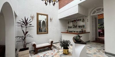 Encantadora Casa en Venta en La María con Espacios Amplios

Descubre la comodidad y elegancia en esta casa ubicada en el apacible barrio La María. Esta propiedad se destaca por sus generosos espacios y distribución funcional.

En el primer piso, te recibirá una sala de recepción seguida de una espaciosa sala principal con chimenea, ideal para acogedoras veladas. Además, cuenta con un bar para disfrutar de momentos sociales. La distribución incluye un comedor principal, cuarto de plancha y un práctico comedor auxiliar. La cocina integral y el patio de ropas completan este nivel.

Subiendo al segundo piso, encuentras la habitación principal con baño privado y dos habitaciones auxiliares con su respectivo baño. El tercer piso ofrece dos habitaciones adicionales y un espacio versátil que puede ser utilizado como sala de estar o gimnasio.

La casa cuenta con un doble garaje para tu conveniencia. Su cercanía a la UPTC y la salida hacia Moniquirá hacen de esta propiedad una excelente elección
