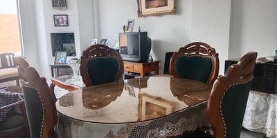 Atos Inmobiliaria ofrece en venta un hermoso apartamento en el centro de la ciudad, una oportunidad única que no querrás dejar pasar. La propiedad cuenta con garaje,  depósito, amplia sala comedor. La cocina semi integral y cuenta con zona de ropas para mayor comodidad. El apartamento tiene dos habitaciones, dos baños. Los espacios están bien iluminados. Además, está cerca de centros hospitalarios y colegios, una ubicación privilegiada. ¡No pierdas esta oportunidad! Contáctanos para más información y sé el dueño de esta maravillosa propiedad.