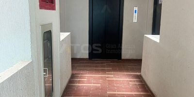 Venta de Apartamento para Estrenar en el Barrio La Florida

Atos Inmobiliaria tiene el placer de presentarte esta emocionante oportunidad de inversión. Este moderno apartamento, situado en el codiciado barrio de La Florida, está listo para ser personalizado según tus gustos. Con una superficie de 60 m², este apartamento ofrece un lienzo en blanco para crear el hogar de tus sueños.

Este espacio versátil incluye dos habitaciones y dos baños, lo que lo convierte en una opción ideal para parejas, familias pequeñas o profesionales que desean tener una habitación de invitados o un estudio en casa. La sala, el comedor y la cocina son áreas de planta abierta que brindan un flujo continuo y luminosidad a la vivienda.

Además, el apartamento se encuentra en obra gris, lo que te permite personalizarlo a tu gusto y estilo. También viene con parqueadero y un depósito, lo que aporta comodidad adicional.