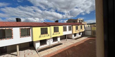 CASA EN OBRA BLANCA, para que le pongas los acabados de tus sueños:

Atos Inmobiliaria te invita a descubrir una emocionante oportunidad en Oicatá, un pintoresco municipio a solo 10 minutos de Tunja. Estamos presentando un exclusivo conjunto residencial de tan solo 13 casas listas para estrenar.

Estas casas destacan por su diseño funcional que aprovecha al máximo el espacio y la luz natural. En el primer piso, encontrarás una sala comedor, cocina, zona de ropas y baño social. En el segundo nivel, hay dos habitaciones y una alcoba principal con baño privado, además de un baño compartido para las otras habitaciones, brindando privacidad a cada miembro de la familia.

Este conjunto ofrece una excelente calidad de vida en un ambiente tranquilo, con hermosas vistas y una ubicación estratégica que te permite disfrutar de la vida en un entorno sereno, pero a solo minutos de Tunja y sus comodidades.

No dejes pasar esta oportunidad única de adquirir una casa de estreno en un exclusivo conjunto residencial en Oicatá. Contacta Atos Inmobiliaria