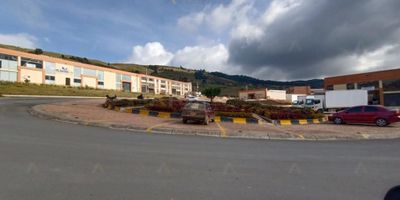 Atos Inmobiliaria tiene disponible para la venta un hermoso lote industrial ubicado en el Parque Oriental de Oriente. Este lote cuenta con una impresionante área de 320 m² y es de esquina, lo que le proporciona una mayor versatilidad y accesibilidad. Con dimensiones de 16 metros de frente por 20 metros de fondo, es una opción amplia y bien ubicada para actividades industriales.

Además, el lote cuenta con un punto de agua y disponibilidad de energía, lo que lo hace aún más atractivo para aquellos que buscan establecer su negocio o desarrollar proyectos industriales en esta área.

Si estás interesado en este lote industrial con un excelente precio en el mercado, te invitamos a ponerte en contacto con Atos Inmobiliaria para obtener más detalles y explorar todas las posibilidades que ofrece este espacio.