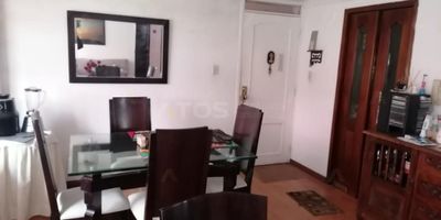 **Venta de Apartamento en el Norte de la Ciudad, Cerca del Centro Comercial Centro Norte**

Atos Inmobiliaria te ofrece la oportunidad de adquirir este encantador apartamento en una ubicación privilegiada en el norte de la ciudad, a pocos pasos del Centro Comercial Centro Norte. Con un área de 60 m², este apartamento es una elección excelente para aquellos que buscan comodidad y conveniencia.

El apartamento consta de una acogedora sala-comedor, una zona de ropas, una cocina integral funcional y bien equipada, dos habitaciones, siendo la principal con baño privado, y un baño social adicional. Además, se incluye un parqueadero, lo que agrega un valioso nivel de comodidad.

La flexibilidad de precio hace que esta sea una oferta aún más atractiva. Si estás en busca de un nuevo hogar en una ubicación conveniente o considerando una inversión, este apartamento tiene mucho que ofrecer. ¡No dejes pasar esta oportunidad y contáctanos hoy mismo para obtener más detalles y programar una visita!