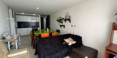 Descubre este hermoso apartamento en conjunto cerrado al norte de la ciudad. Cuenta con sala comedor y balcón, cocina integral con zona de ropas, 3 habitaciones con closet, 2 baños y parqueadero. El edificio ofrece ascensor, portería, vigilancia, parque infantil, gimnasio, salón social, piscina y zona de deportes. ¡Vive cómodamente en este entorno seguro y lleno de comodidades! Contáctanos para más información.