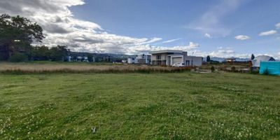 En Atos Inmobiliaria estamos muy emocionados de presentar este lote en venta en Oicatá, ubicado en el conjunto Las Violetas en la vereda Poravita. Este lote cuenta con un área de 1516 metros cuadrados y cuenta con puntos de agua y energía, así como matrículas al día. Además, cuenta con pozo séptico, tanque subterráneo y sistema de riego, lo que te brinda la comodidad y seguridad necesarias para construir la vivienda que siempre has querido.

El conjunto Las Violetas cuenta con un total de 7 lotes, lo que garantiza un ambiente tranquilo y seguro para ti y tu familia. Con sus cercas vivas y portón eléctrico, este lote es perfecto para aquellos que buscan construir la casa de sus sueños en un ambiente campestre y seguro.

Contáctanos para más información y agenda una visita para conocer este increíble lote personalmente. ¡Haz realidad el sueño de tener tu propia casa en Oicatá, en el conjunto Las Violetas!