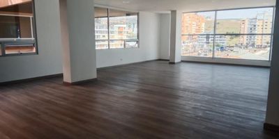 Atos Inmobiliaria tiene disponible en arriendo y venta una moderna oficina para estrenar en el prestigioso edificio Enterprise Tower. Con un área de 90m2 y una impresionante vista al exterior, esta oficina cuenta con un parqueadero exclusivo y acceso a las instalaciones del edificio, como sala de juntas y sala de espera cercana a la oficina, vigilancia y ascensor, entre otras comodidades. Ubicada en una de las zonas de negocios más importantes de la ciudad, esta oficina es ideal para profesionales y empresas que buscan un espacio amplio, elegante y funcional para desarrollar su actividad. ¡Contáctenos para agendar una visita y conocer más sobre esta excelente oportunidad!