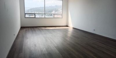 Atos Inmobiliaria tiene disponible en arriendo una moderna oficina para estrenar en el prestigioso edificio Enterprise Tower. Con un área de 43m2, esta oficina cuenta con un parqueadero exclusivo y acceso a las instalaciones del edificio, como sala de juntas y sala de espera cercana a la oficina, vigilancia y ascensor, entre otras comodidades. Ubicada en una de las zonas de negocios más importantes de la ciudad, esta oficina es ideal para profesionales y empresas que buscan un espacio funcional y elegante para desarrollar su actividad. ¡Contáctenos para agendar una visita y conocer más sobre esta excelente oportunidad!