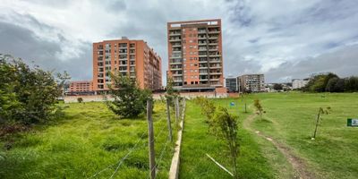 Atos Inmobiliaria ofrece en venta un lote de 2500 m2 ubicado en Terrazas de Santa Inés, en el sector del Centro Comercial Unicentro. Este terreno es ideal para la construcción de edificios y representa una oportunidad única para inversores y constructores. ¡No pierda la oportunidad de adquirir esta propiedad!