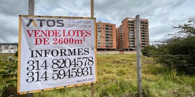 Atos Inmobiliaria ofrece en venta un lote de 2500 m2 ubicado en Terrazas de Santa Inés, en el sector del Centro Comercial Unicentro. Este terreno es ideal para la construcción de edificios y representa una oportunidad única para inversores y constructores. ¡No pierda la oportunidad de adquirir esta propiedad!