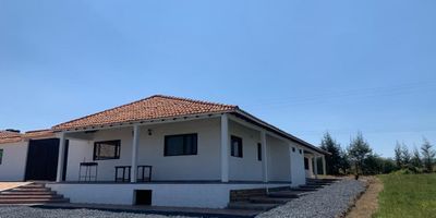 Atos Inmobiliaria se complace en presentar esta increíble propiedad de 24,322 m2 ubicada en el municipio de Chivatá. La finca cuenta con una impresionante casa de 6 habitaciones y 5 baños, una espaciosa cocina, garajes y un amplio patio con un hermoso hall, sala y comedor.

Esta propiedad es una excelente opción para aquellos que buscan un espacio amplio y tranquilo en un entorno natural, sin sacrificar la comodidad y el estilo de vida moderno. Además, su ubicación privilegiada en el municipio de Chivatá, lo convierte en una inversión inteligente para aquellos que buscan una propiedad con gran potencial de valorización. No pierda la oportunidad de hacer su sueño realidad y adquirir esta maravillosa propiedad. ¡Contáctenos ahora mismo para más información!