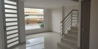 |¡Descubre el hogar de tus sueños en el norte de la ciudad! Atos Inmobiliaria se enorgullece de presentar la venta de hermosas casas de 3 pisos con un área de 100 m2 en un conjunto cerrado de 52 casas, ubicado cerca de la zona de concesionarios.

Cada casa cuenta con un diseño moderno y elegante que te enamorará a primera vista. En el primer piso, disfrutarás de una amplia sala comedor, cocina integral con barra en granito, baño social, zona de ropas y parqueadero cubierto. En el segundo piso, encontrarás dos habitaciones, un baño y un estudio. En el tercer piso, la casa cuenta con una acogedora alcoba principal con vestier, baño privado y una terraza perfecta para relajarte y disfrutar de las vistas.

Además, este conjunto cerrado ofrece la tranquilidad y seguridad que necesitas para vivir en paz y armonía. Las 52 casas están diseñadas con los más altos estándares de calidad y construcción, lo que garantiza una inversión duradera y rentable.