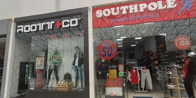 Atos Inmobiliaria vende local comercial acreditado en el centro comercial Unicentro, ubicado estratégicamente frente a la entrada principal número 1, lo que garantiza alto flujo de visitantes. Se ofrece con opción de generar renta de manera inmediata, ideal para inversionistas o emprendedores que buscan un punto comercial consolidado. ¡Aprovecha esta excelente oportunidad! Contáctanos y agenda tu cita.