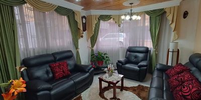 Atos tiene disponible para la venta una hermosa casa en el centro de la ciudad, ubicada a solo cuatro cuadras de la Plaza de Bolívar. Esta espaciosa propiedad se distribuye en varios niveles para brindar comodidad y funcionalidad. En el sótano, encontrarás un baño con mueble y jacuzzi, mientras que en el primer piso, hay un garaje, sala-comedor, cocina integral, zona de ropas y un baño auxiliar. El segundo nivel alberga una habitación con baño y un hall, mientras que en el tercer nivel hay dos habitaciones y un baño. Además, cuenta con un altillo con baño privado. Esta casa ofrece una ubicación conveniente, cercana al centro, colegios y universidades. Se acepta permuta de menor valor en los municipios de Tunja, Barbosa o Jenesano. ¡Contáctanos para más detalles y agenda una visita!